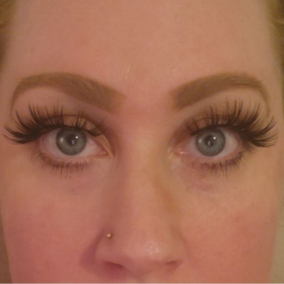 Lashes- Natural Eyelashes - Picture 3 of 8